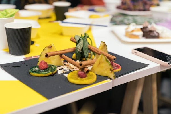 Où trouver une location de vacances en Provence avec des ateliers de cuisine provençale et des visites de marchés locaux?